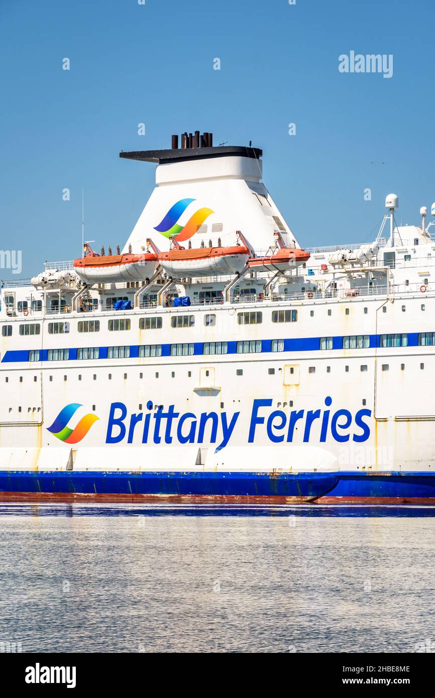 Vue rapprochée du bord du ferry 'Bretagne' de la compagnie Brittany Ferries amarrée dans le port du Havre, France. Banque D'Images