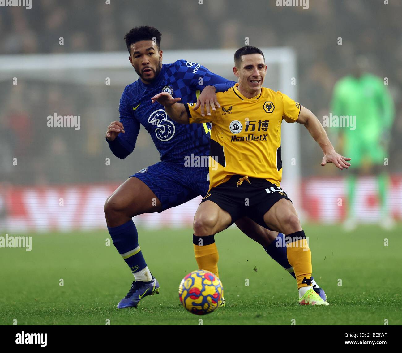 Wolverhampton, Angleterre, 19th décembre 2021.Reece James de Chelsea s'attaque à Daniel Podence de Wolverhampton Wanderers lors du match de la première ligue à Molineux, Wolverhampton.Le crédit photo doit être lu : Darren Staples / Sportimage Banque D'Images