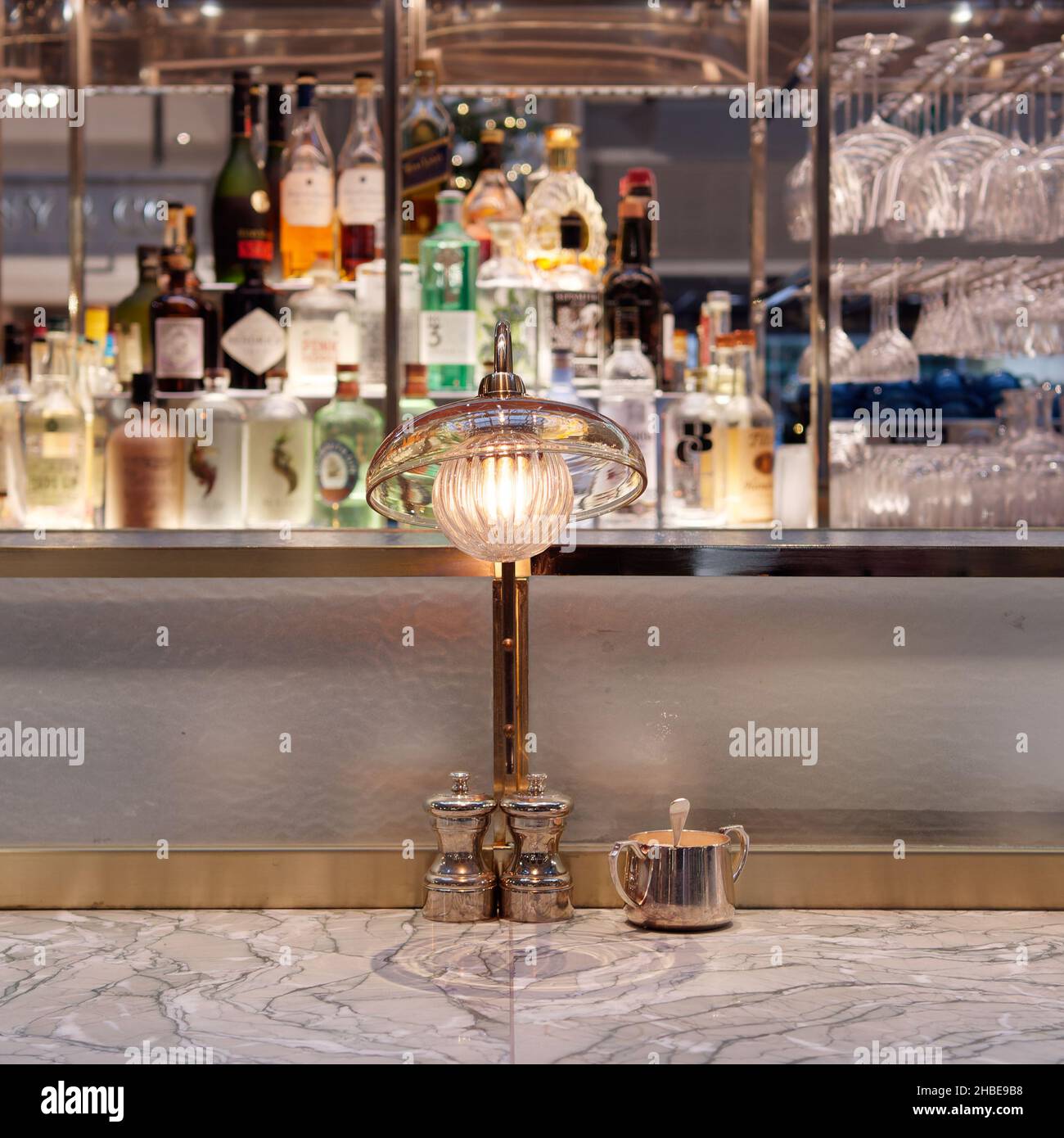 Gros plan d'une lampe sur le bar du bar et restaurant Fortnum and Mason à l'intérieur du Royal Exchange, Londres. Banque D'Images