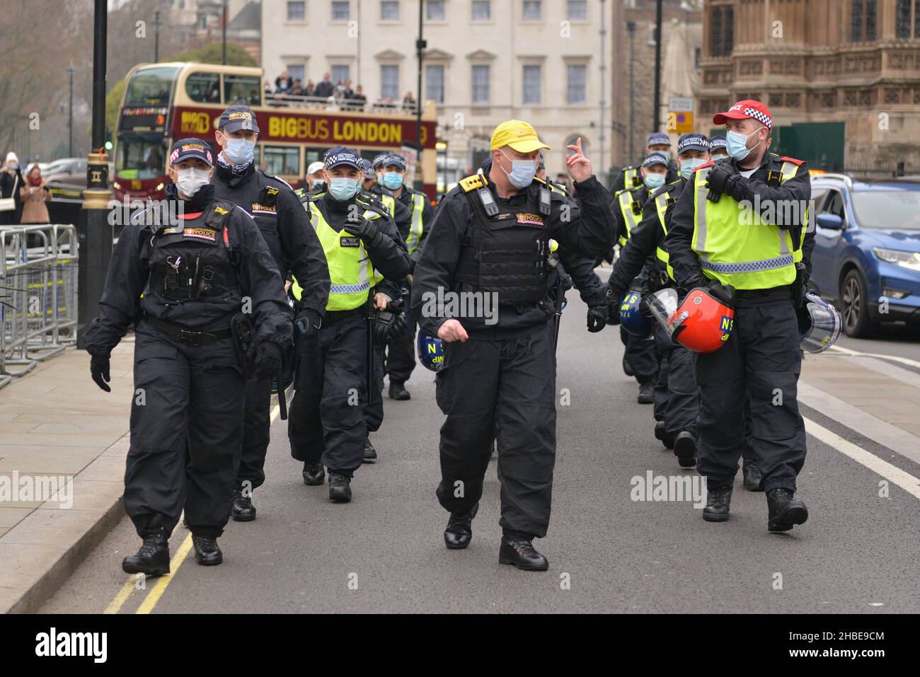 Des forces de police supplémentaires ont été vues à l'arrivée sur le site de la manifestation.Les manifestants anti-vaccin et anti-vaccin ont rejoint les opposants aux restrictions de Covid 19, se sont rassemblés sur la place du Parlement et ont défilé dans le centre de Londres. Banque D'Images