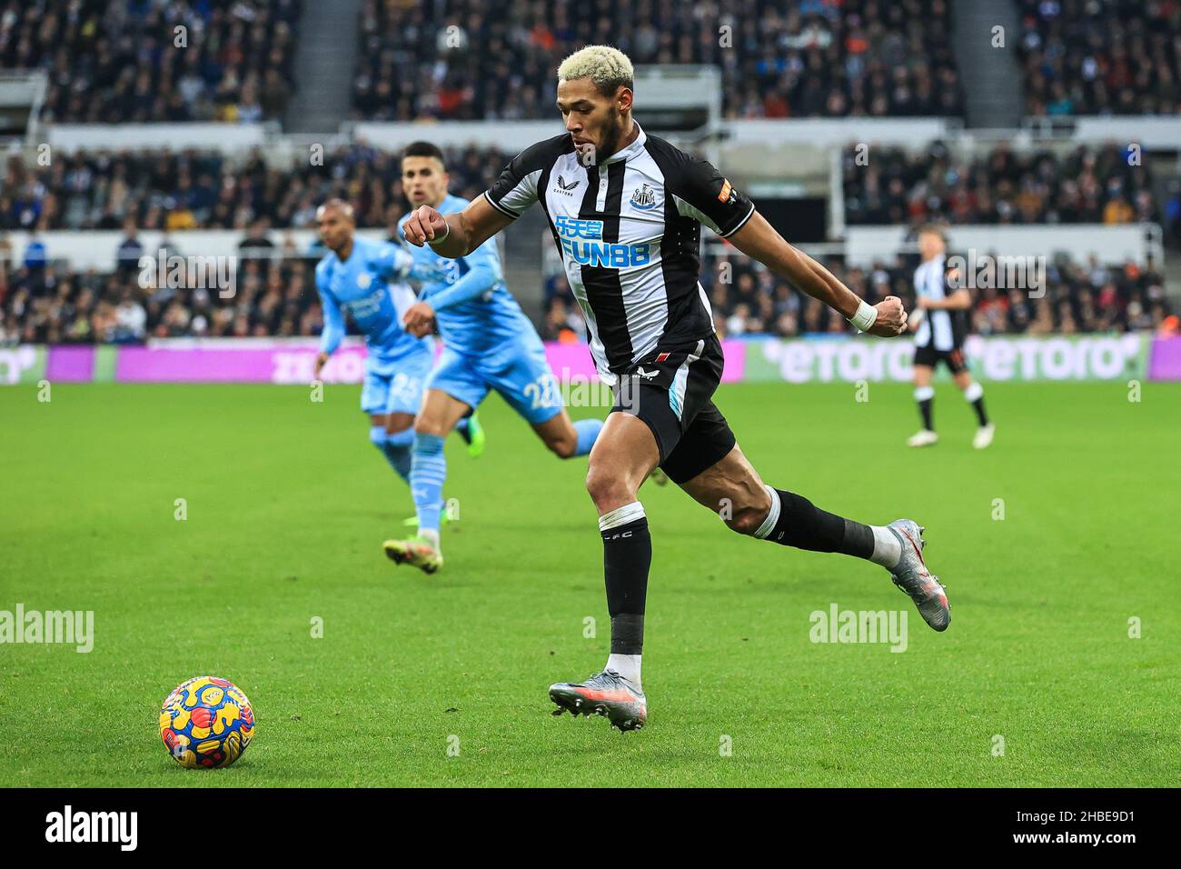 Joe linton #7 de Newcastle United fait une pause avec le ballon dedans, le 12/19/2021.(Photo de Mark Cosgrove/News Images/Sipa USA) crédit: SIPA USA/Alay Live News Banque D'Images