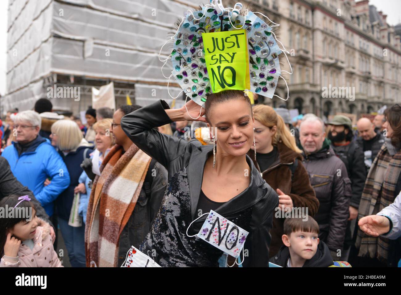 Un manifestant anti-masque vu sur la rue Victoria pendant la démonstration.Les manifestants anti-vaccin et anti-vaccin ont rejoint les opposants aux restrictions de Covid 19, se sont rassemblés sur la place du Parlement et ont défilé dans le centre de Londres. Banque D'Images