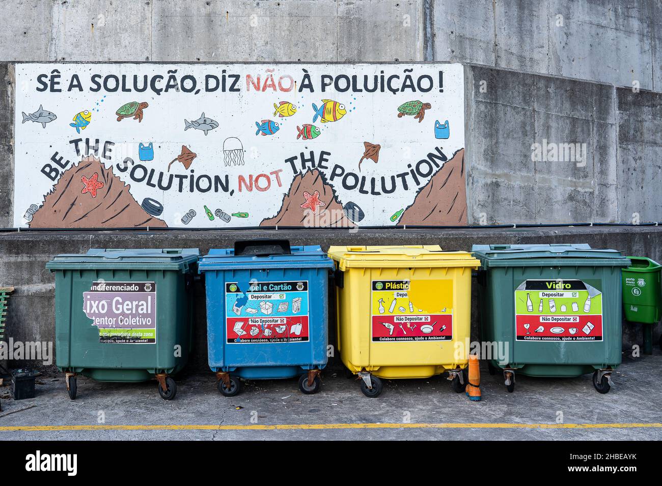 Colourful garbage bins Banque de photographies et d'images à haute  résolution - Alamy