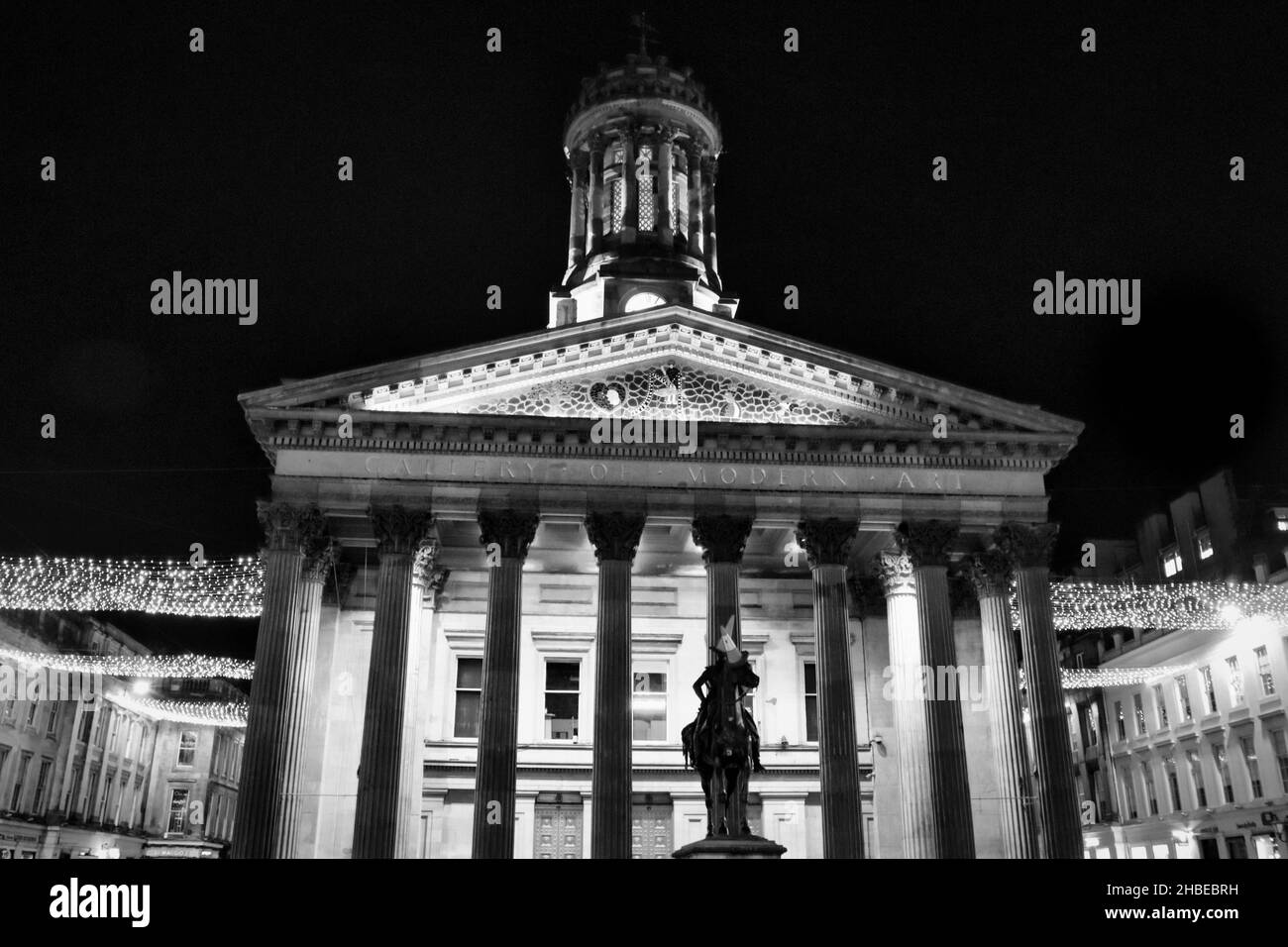 Musée d'art moderne noir et blanc de Glasgow avec ses lumières de Noël Banque D'Images