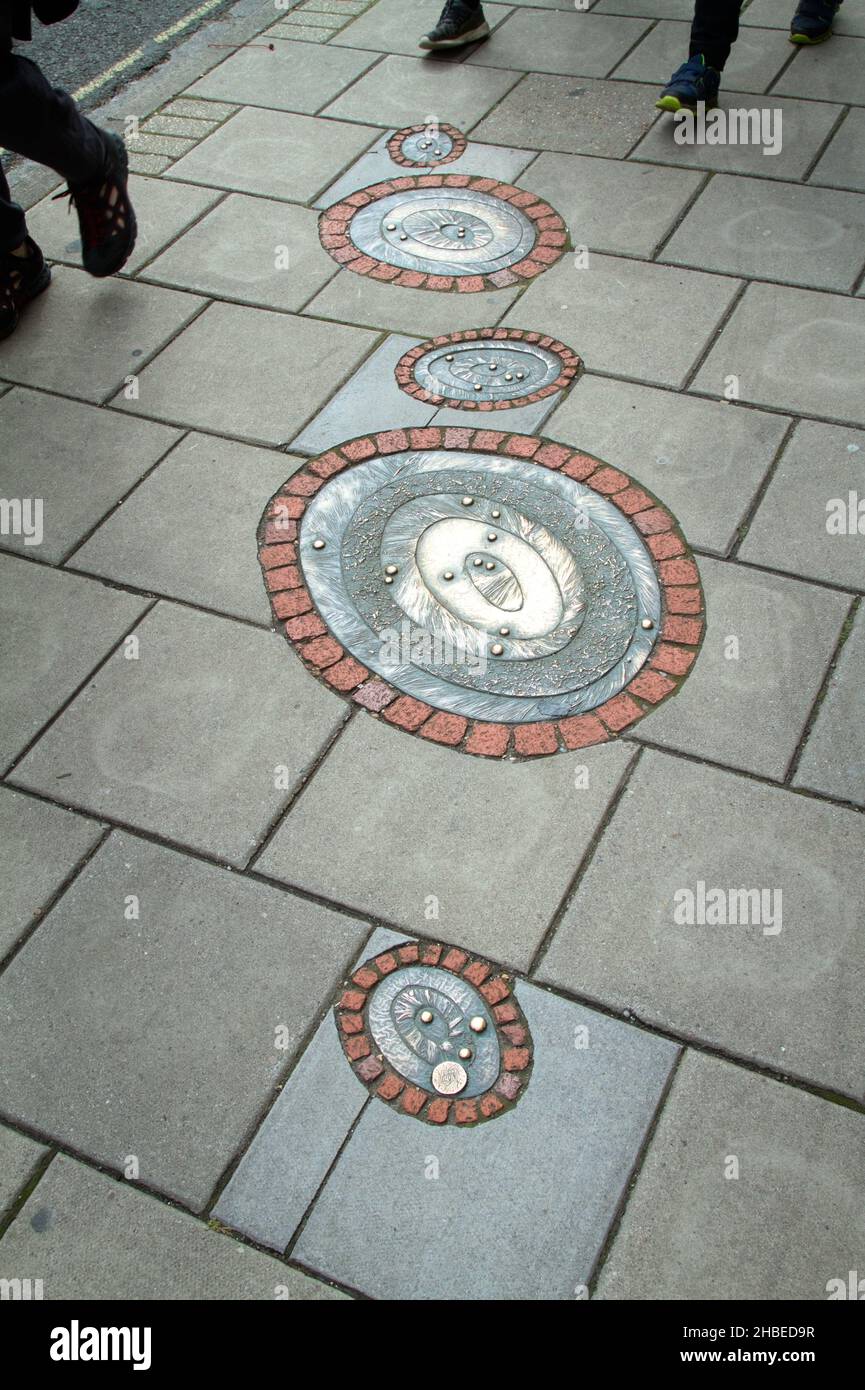 Water droplets Paver Sculpture une partie du projet de démonstration de l'art de la voie par Trudi Lloyd Williams, Lymington UK Banque D'Images