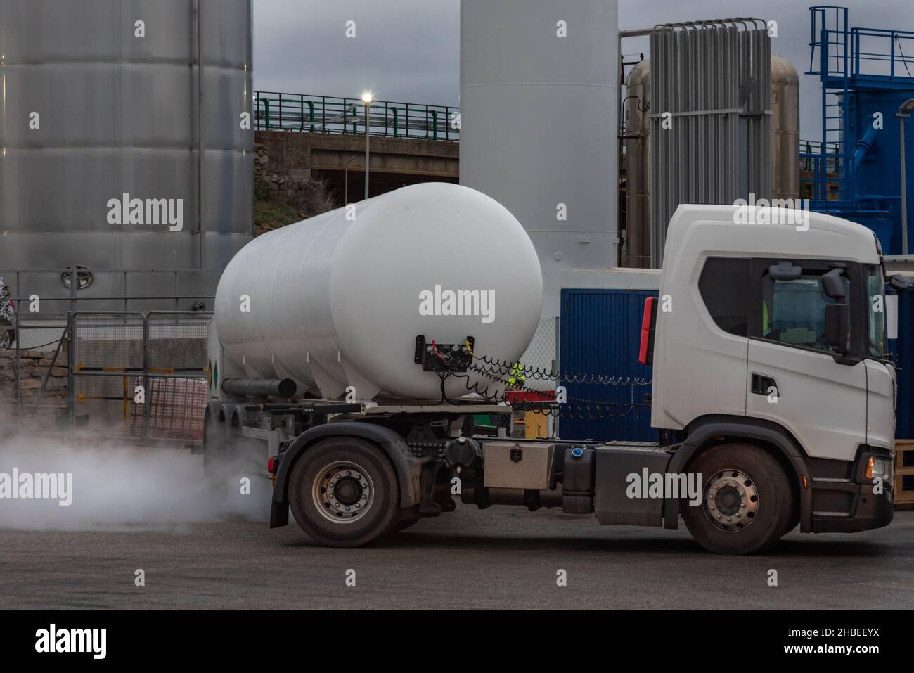 Camion-citerne pour le transport de gaz cryogéniques déchargés dans un réservoir. Banque D'Images