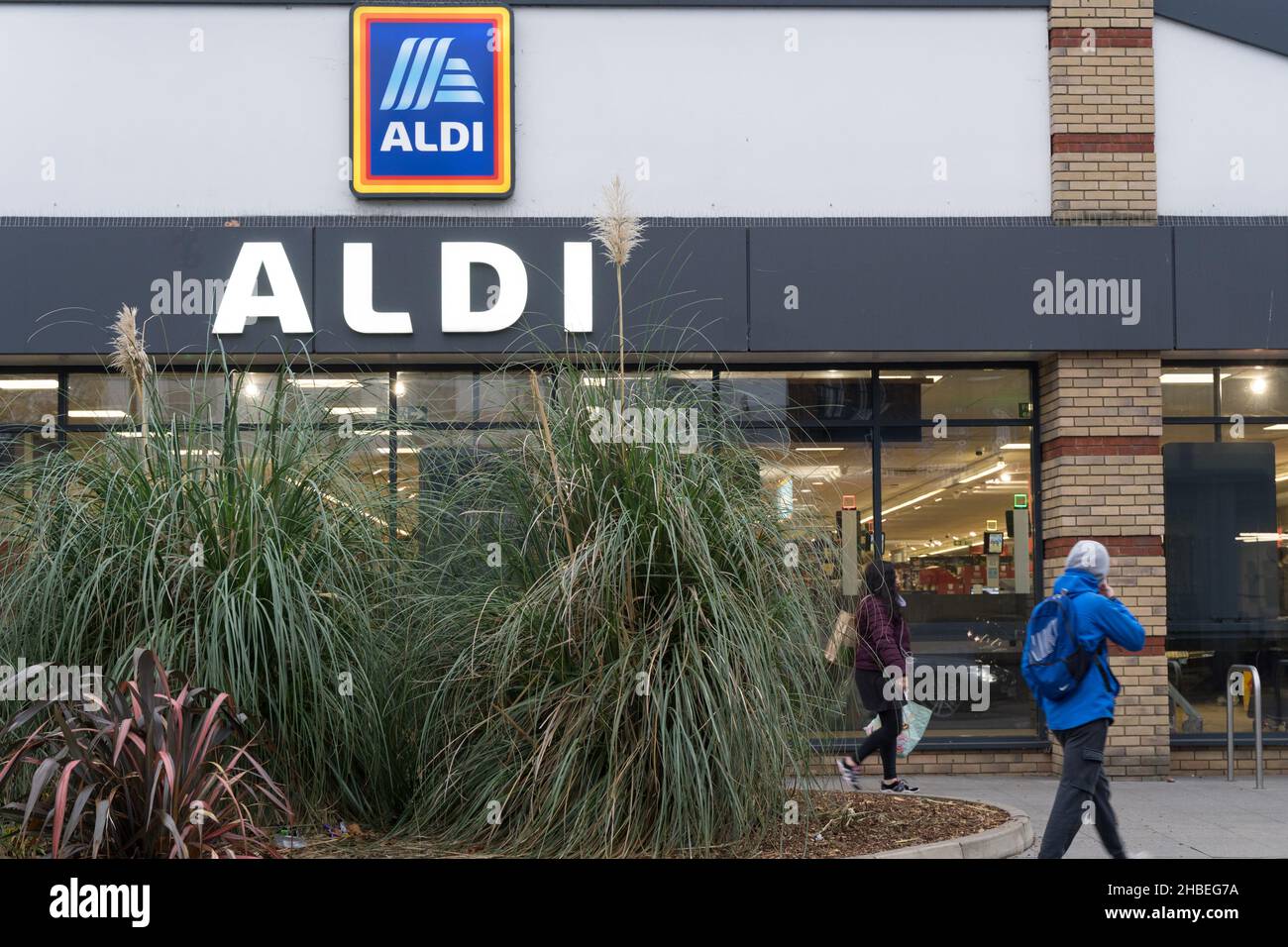 Logo Shop sur le mur extérieur au supermarché ALDI London England Banque D'Images