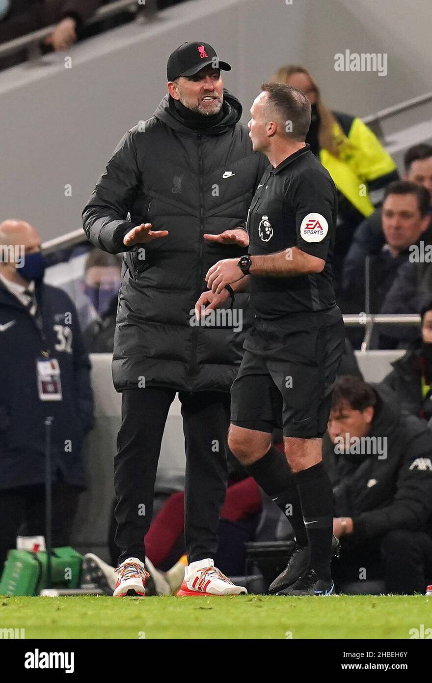 L'arbitre Paul Tierney (à droite) parle avec le directeur de Liverpool Jurgen Klopp avant de montrer une carte jaune lors du match de la Premier League au Tottenham Hotspur Stadium, Londres.Date de la photo: Dimanche 19 décembre 2021. Banque D'Images