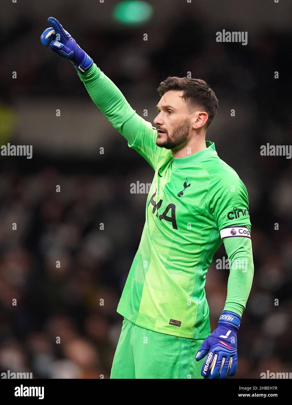 Le gardien de but de Tottenham Hotspur Hugo Lloris donne des instructions à ses coéquipiers lors du match de la Premier League au Tottenham Hotspur Stadium, Londres.Date de la photo: Dimanche 19 décembre 2021. Banque D'Images