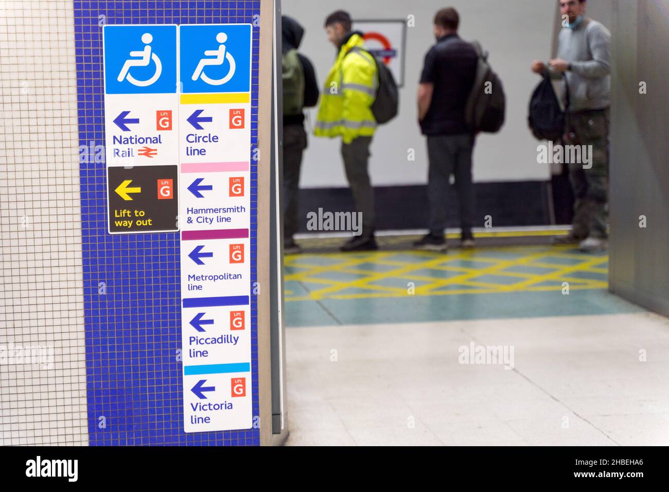 Panneaux pour les lignes de métro et National Rail à l'entrée de la plate-forme de train à la station de métro de Londres Angleterre Banque D'Images