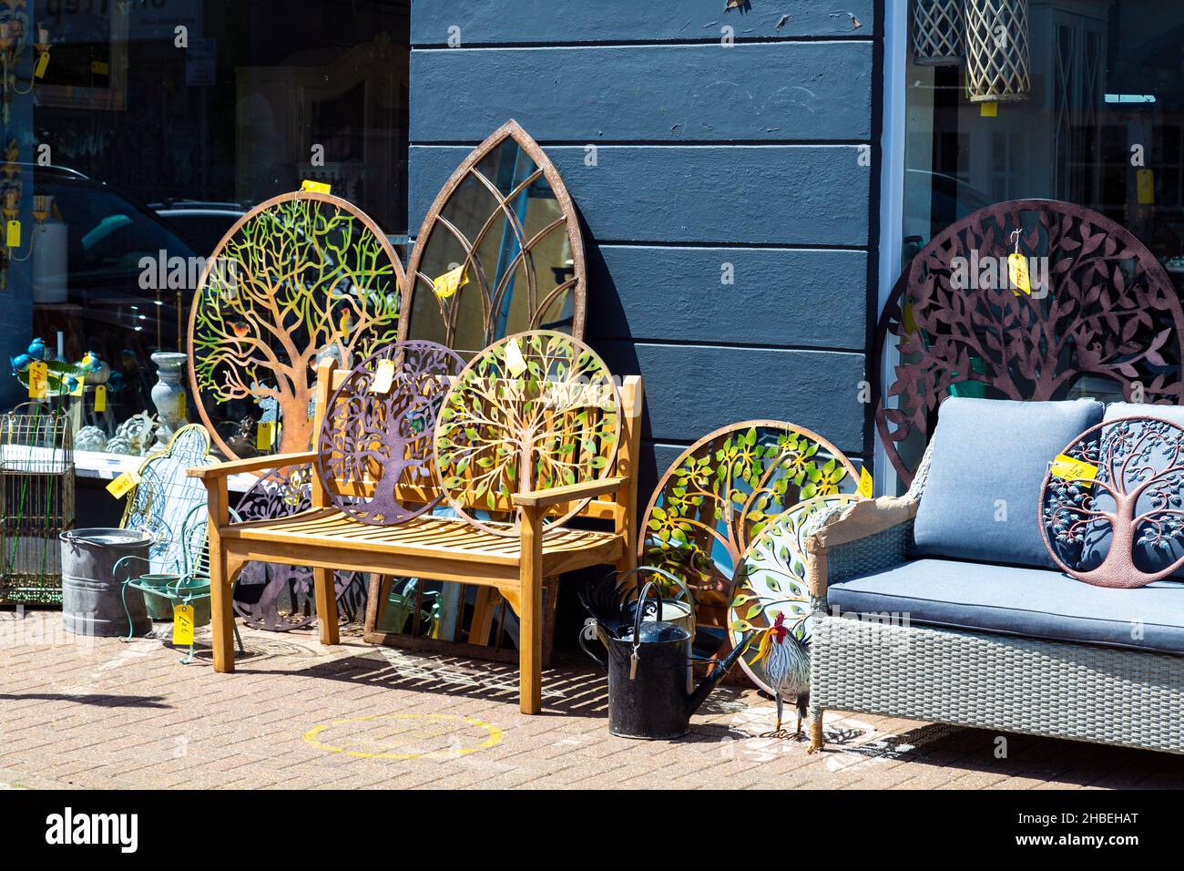 Antiquités exposées dans la rue à l'extérieur de la boutique Palace antiques sur East Molesey, Londres, Royaume-Uni Banque D'Images