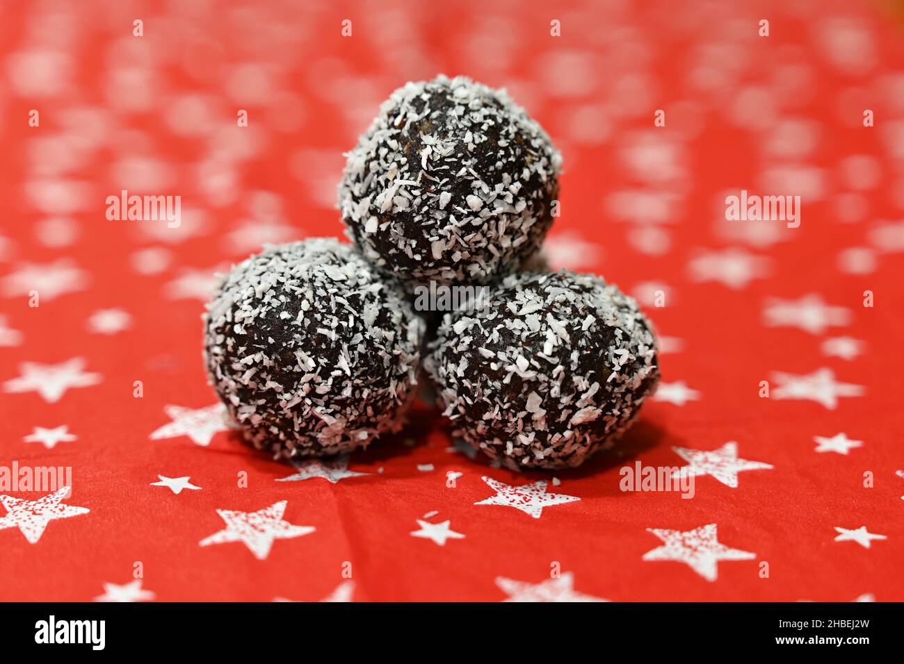 Bonbons de Noël.Boules de rhum enveloppées de noix de coco.Biscuits de Noël faits maison traditionnels en République tchèque. Banque D'Images