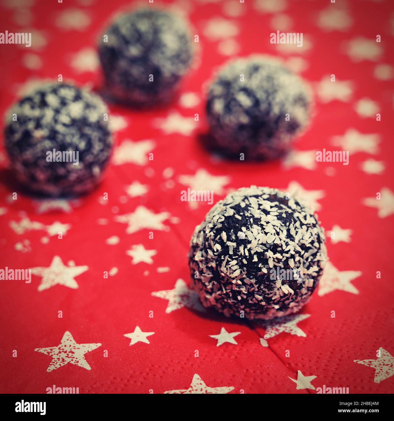 Bonbons de Noël.Boules de rhum enveloppées de noix de coco.Biscuits de Noël faits maison traditionnels en République tchèque. Banque D'Images