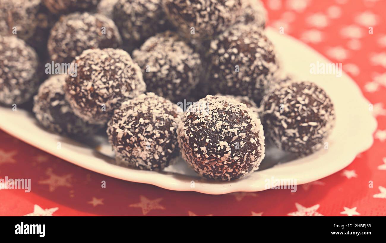 Bonbons de Noël.Boules de rhum enveloppées de noix de coco.Biscuits de Noël faits maison traditionnels en République tchèque. Banque D'Images