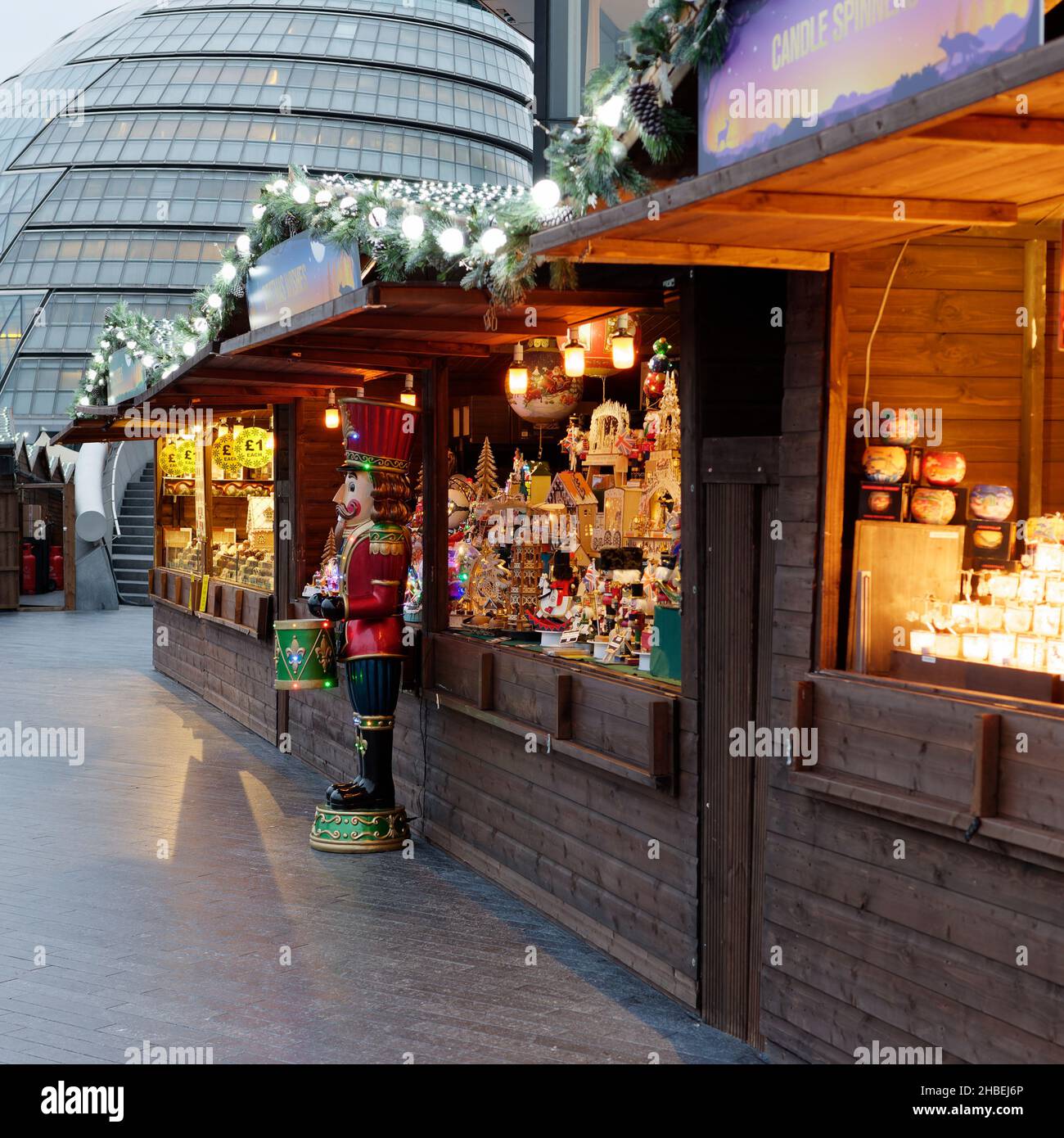 Londres, Grand Londres, Angleterre, décembre 15 2021 : marché de Noël sur la rive sud de la Tamise avec hôtel de ville en arrière-plan. Banque D'Images