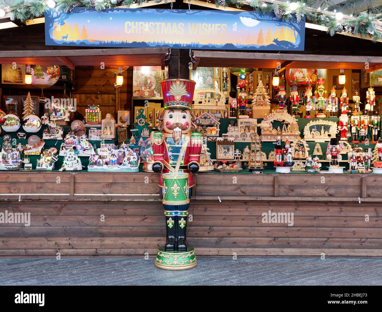 Londres, Grand Londres, Angleterre, décembre 15 2021 : marché de Noël sur la rive sud de la Tamise. Banque D'Images