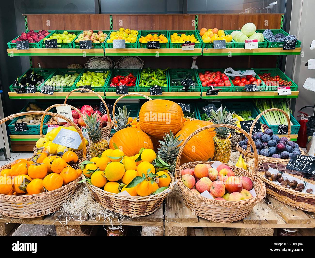 Marché de fruits avec divers fruits et légumes colorés Banque D'Images