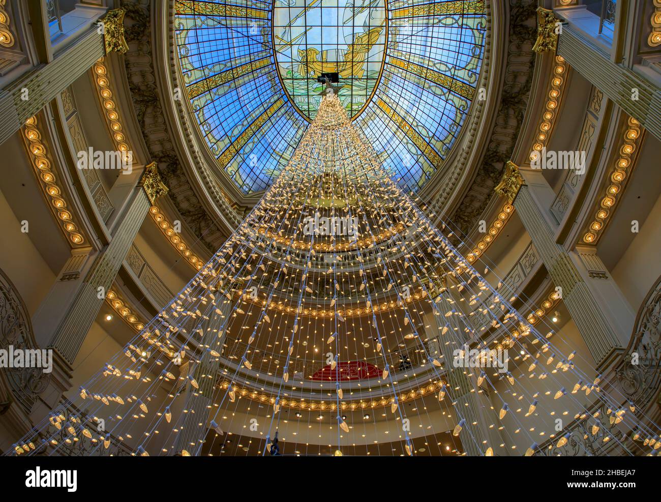 San Francisco, Etats-Unis - décembre 18 2021 : guirlande lumineuse arbre de Noël à Neiman Marcus grand magasin sur Union Square décoré pour les vacances d'hiver Banque D'Images