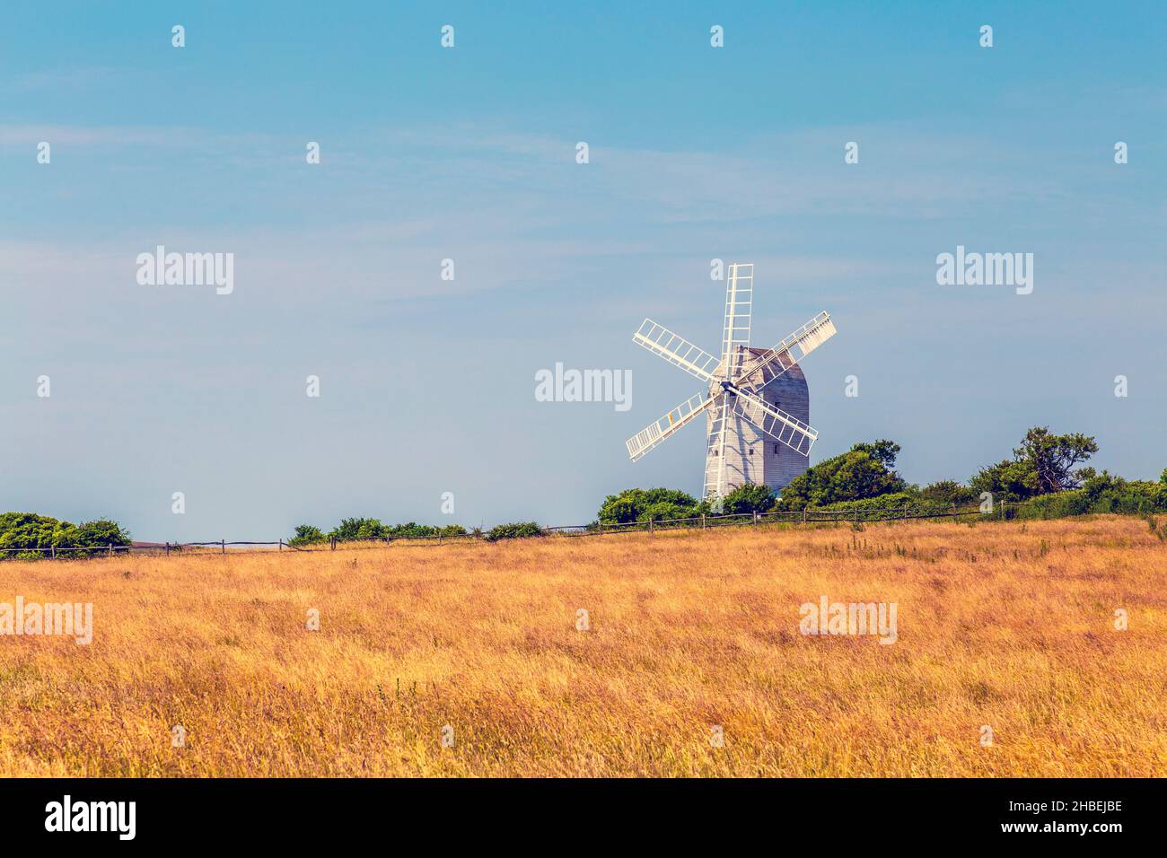 Moulin à vent en bois blanc dans un champ - Ashcombe Moulin à Kingston near Lewes, Parc National des South Downs, England, UK Banque D'Images