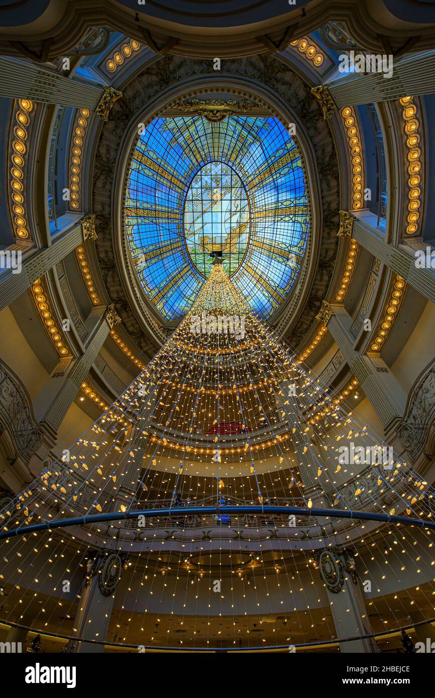 San Francisco, Etats-Unis - décembre 18 2021 : guirlande lumineuse arbre de Noël à Neiman Marcus grand magasin sur Union Square décoré pour les vacances d'hiver Banque D'Images