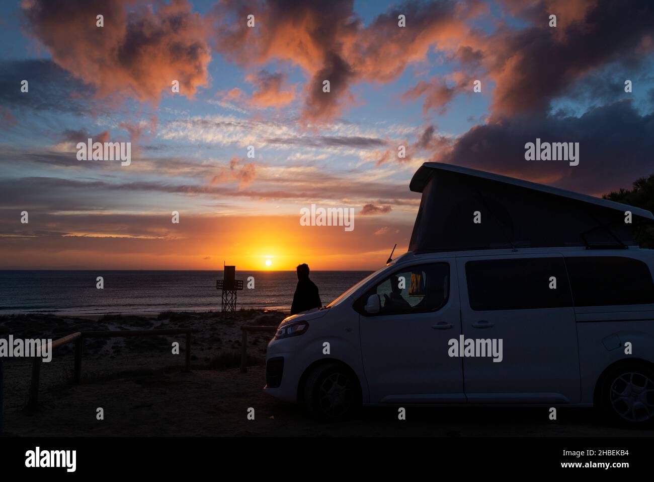 Silhouette d'une personne debout près d'une camionnette de camping, plage de Los Lances, Tarifa, Cadix, Andalousie,Espagne Banque D'Images