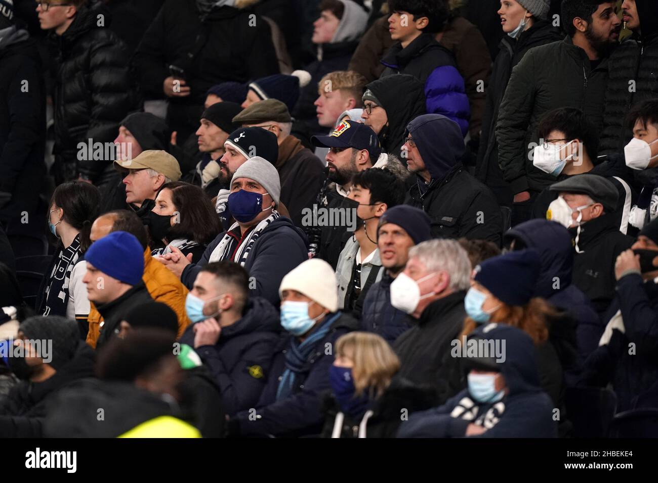 Les fans de Tottenham Hotspur avec des masques sont à l'œuvre pendant le match de la Premier League au Tottenham Hotspur Stadium, Londres.Date de la photo: Dimanche 19 décembre 2021. Banque D'Images