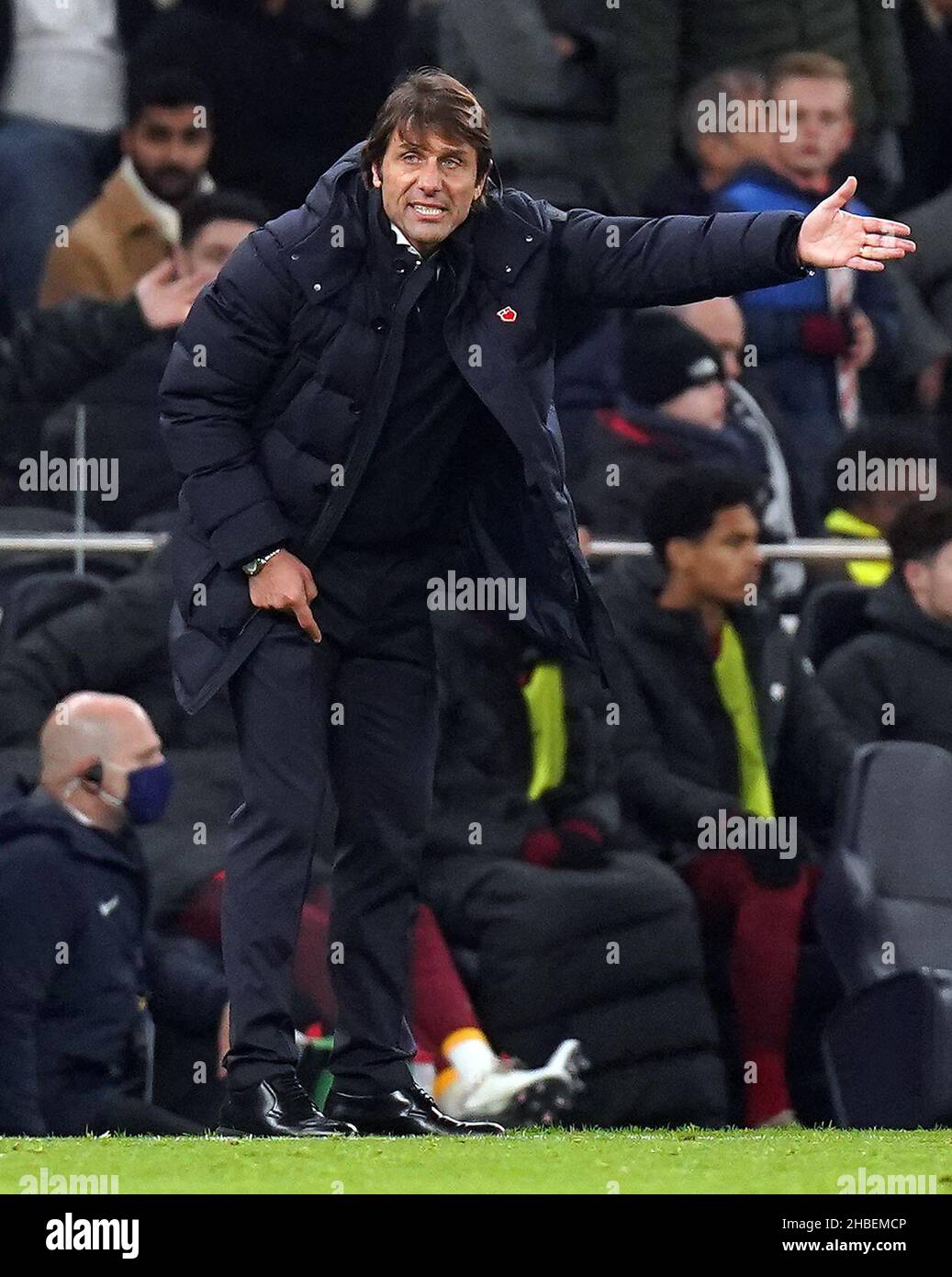 Antonio Conte, le directeur de Tottenham Hotspur, invite ses joueurs à se mettre en place lors du match de la Premier League au stade Tottenham Hotspur, à Londres.Date de la photo: Dimanche 19 décembre 2021. Banque D'Images