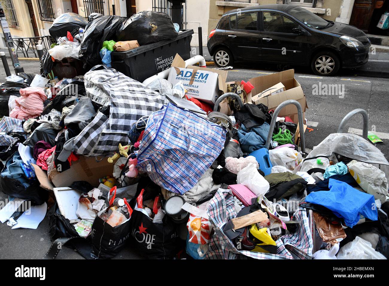 Marseille, France.18th décembre 2021.Une poubelle déborde sur le trottoir  et dans la rue pendant la grève.les poubelles de Marseille sont en grève  contre la loi de transformation de la fonction publique qui