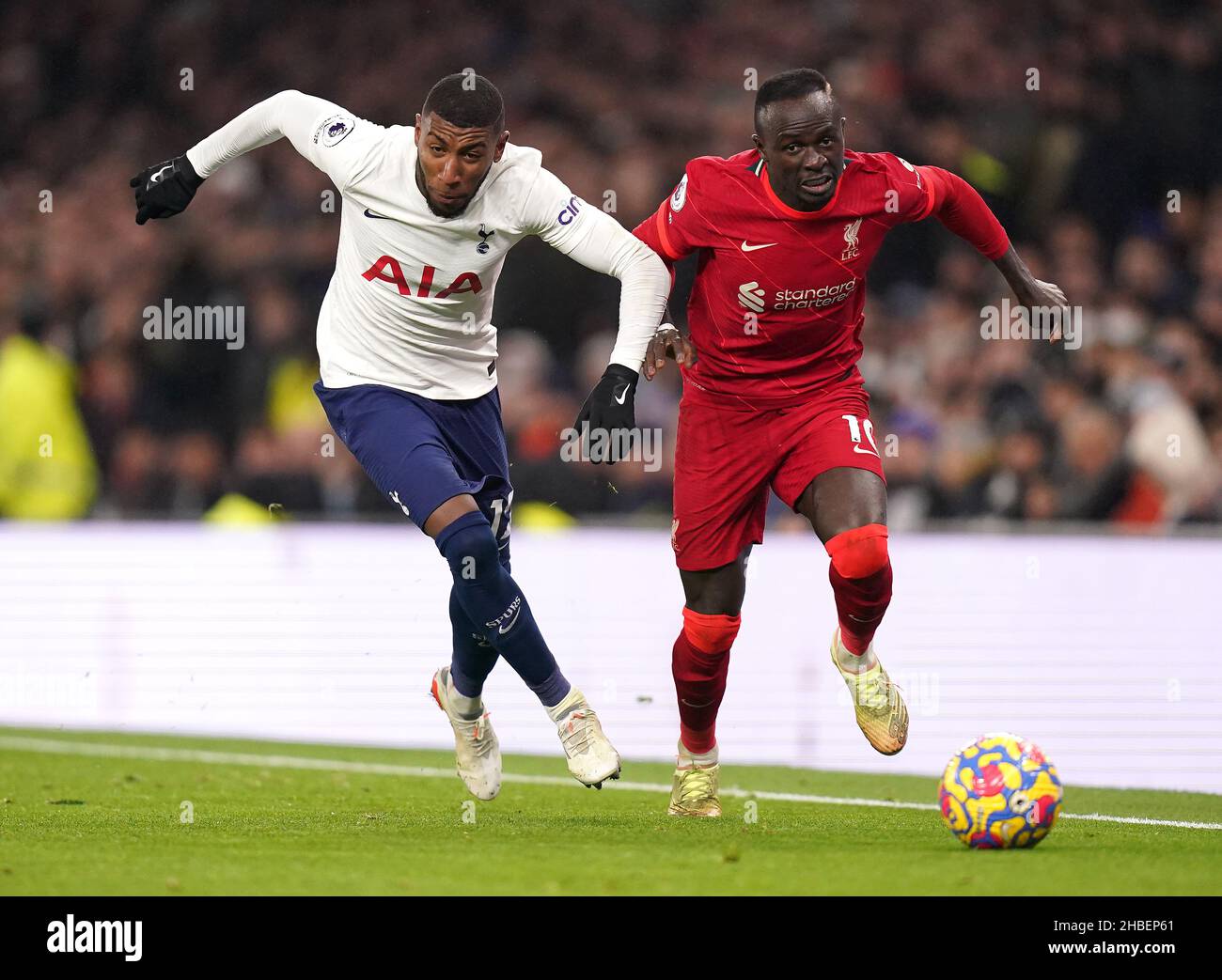 Emerson Royal (à gauche) de Tottenham Hotspur et Sadio Mane de Liverpool se battent pour le match de la Premier League au Tottenham Hotspur Stadium, Londres.Date de la photo: Dimanche 19 décembre 2021. Banque D'Images