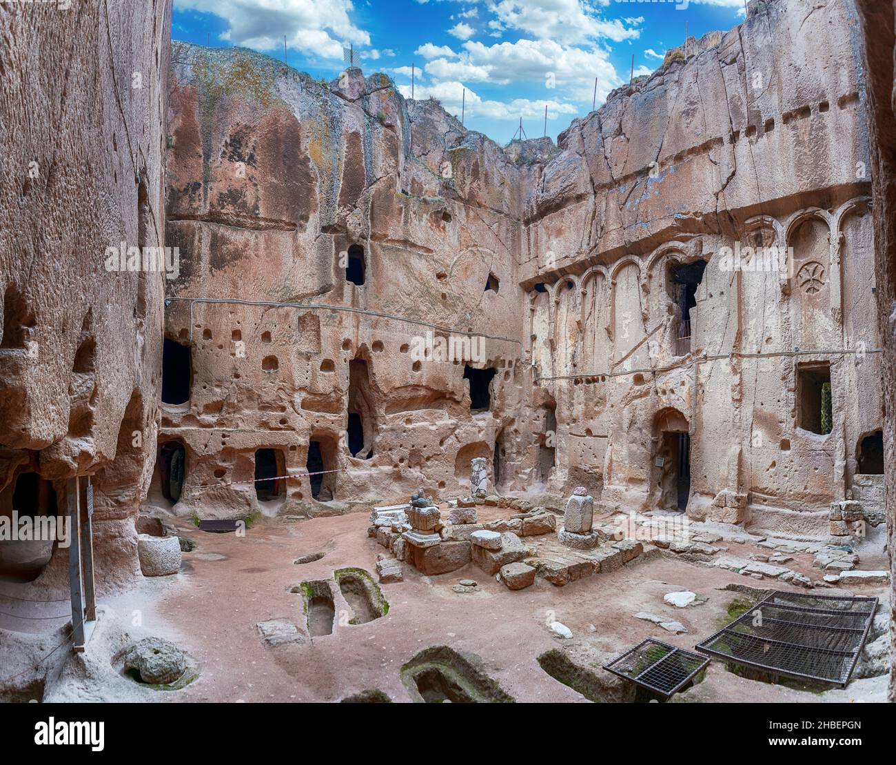 Monastère de Gumusler et ville souterraine de la grotte à Nigde, Turquie.Site classé au patrimoine mondial de l'UNESCO en Anatolie centrale, région de la Cappadoce. Banque D'Images