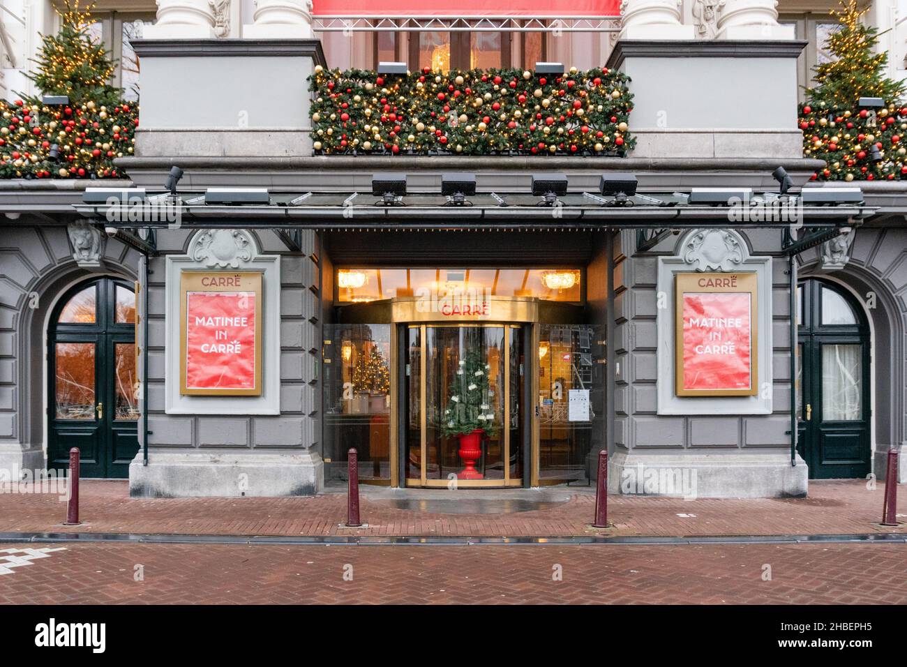 Amsterdam, pays-Bas.19 décembre 2021.Arbre de Noël dans la porte principale tournante de l'entrée dans le beau décor mais fermé à clé Royal Theatre carré.À compter du dimanche 19th décembre, un verrouillage complet est annoncé par le gouvernement des pays-Bas.En plus des boutiques non essentielles, l'industrie de la restauration, les cinémas, les théâtres et les zoos sont également fermés.Pour de nombreuses entreprises, la fermeture a lieu précisément dans les semaines les plus importantes de l'année.Credit: Steppeland/Alay Live News Banque D'Images