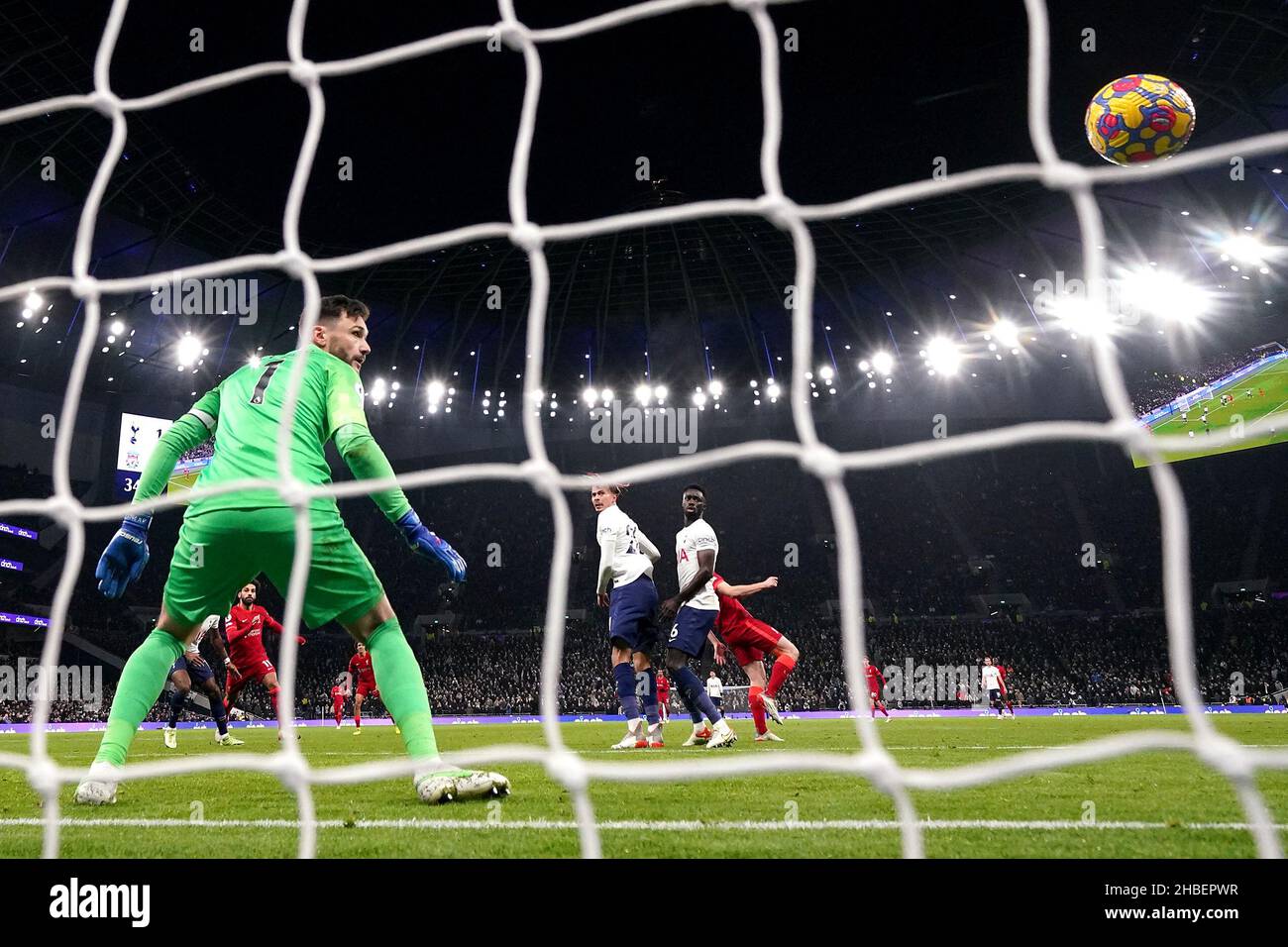 Diogo Jota de Liverpool marque le premier but de son équipe lors du match de la Premier League au Tottenham Hotspur Stadium, Londres.Date de la photo: Dimanche 19 décembre 2021. Banque D'Images