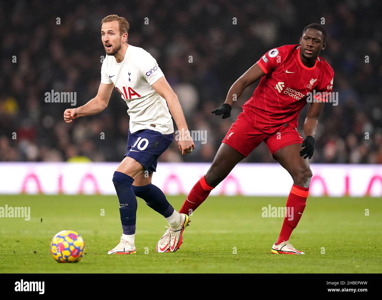 Harry Kane de Tottenham Hotspur (à gauche) et Ibrahima Konate de Liverpool se battent pour le ballon lors du match de la Premier League au Tottenham Hotspur Stadium, Londres.Date de la photo: Dimanche 19 décembre 2021. Banque D'Images