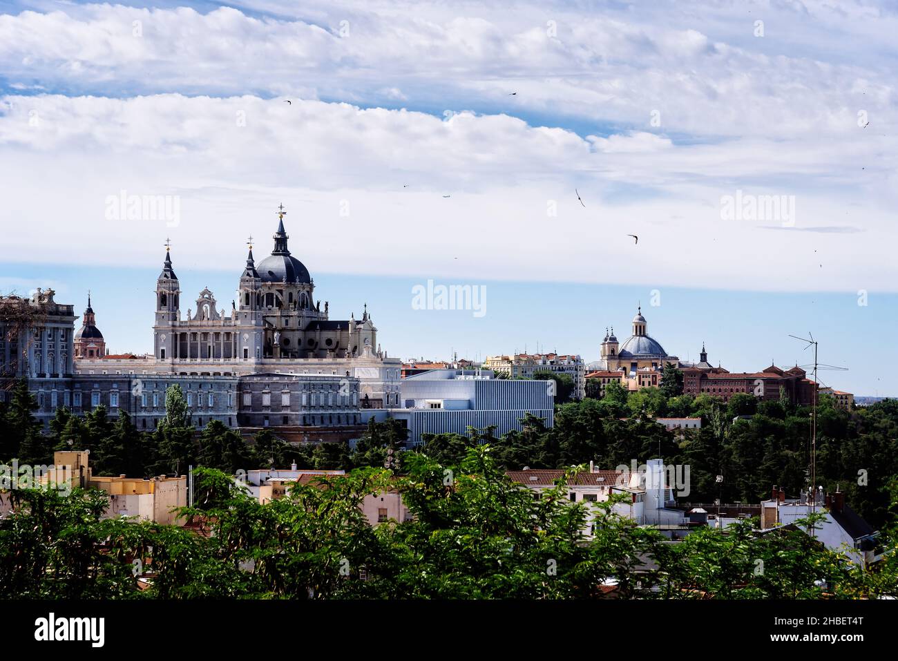 Paysage urbain de Madrid avec la cathédrale d'Almudena et le Palais Royal Banque D'Images