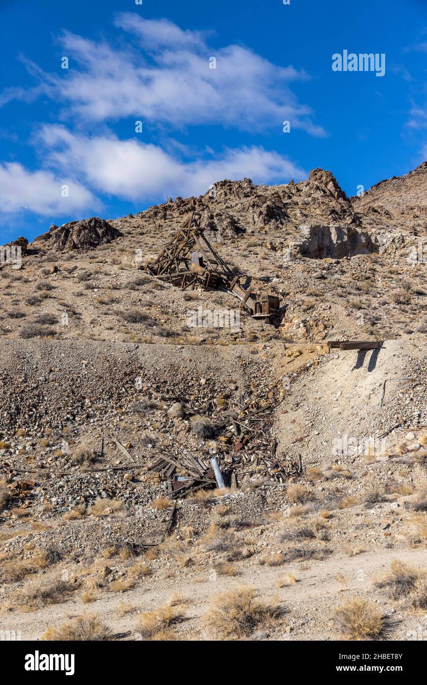 Des pistes de déchets et de camions dans le désert du nevada, sous un ancien cadre de tête d'exploitation minière Banque D'Images