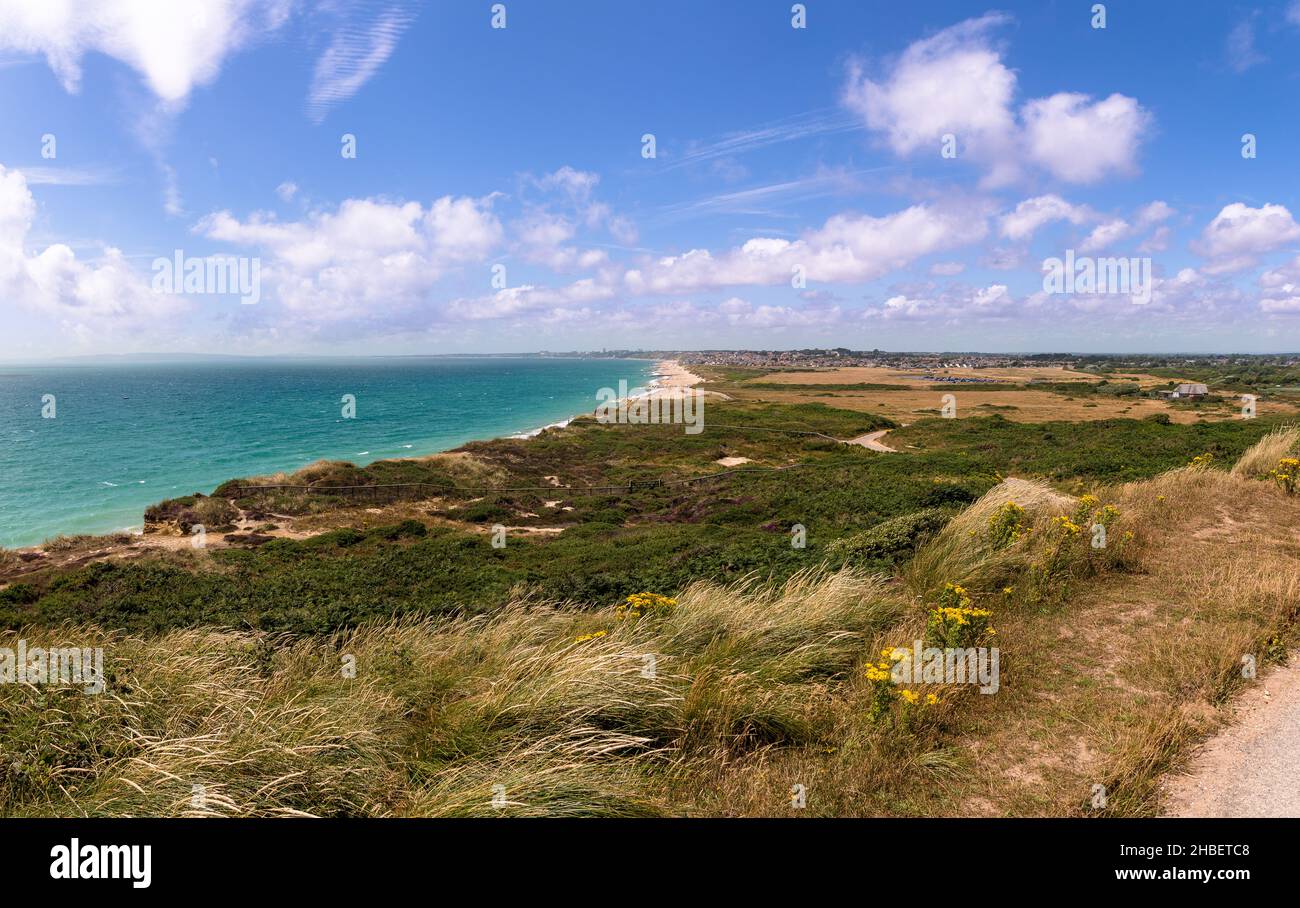 Vue panoramique sur la côte depuis la réserve naturelle de Hengistbury Head, Dorset, en direction de Southbourne et Bournemouth Banque D'Images