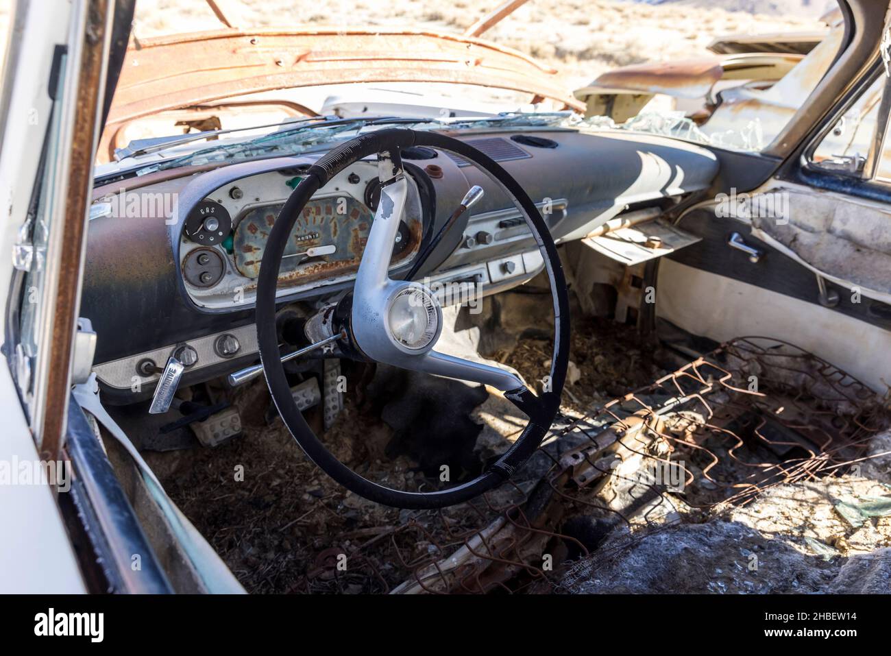Détails intérieurs d'une voiture d'époque laissée dans le désert à la pourriture. Banque D'Images
