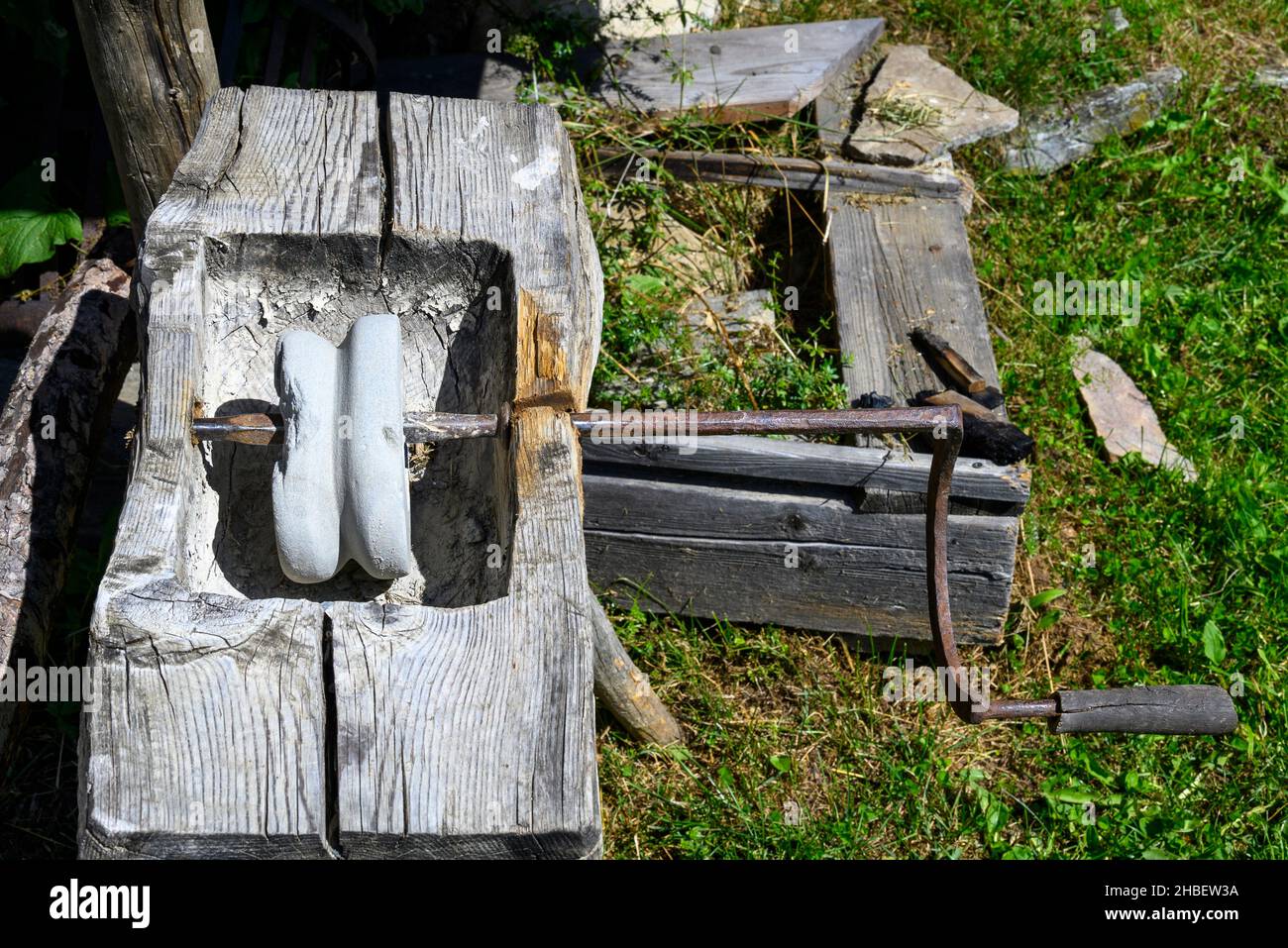 Ancienne pierre à affûter manuelle en bois, photo de zell am See autriche. Banque D'Images