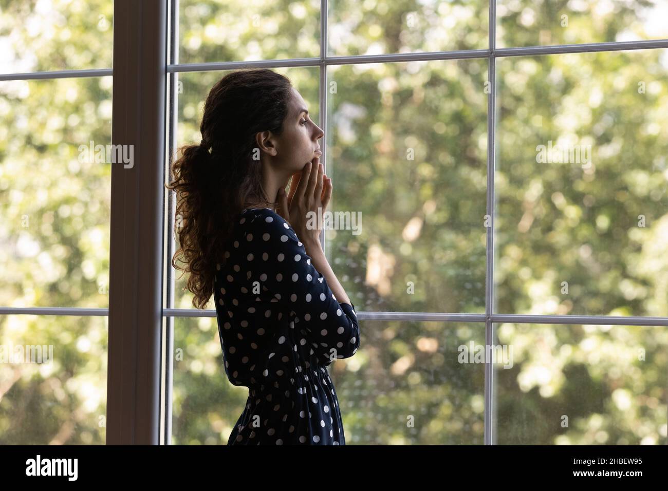 Frustré malheureux anxieux jeune femme hispanique regardant dans la distance. Banque D'Images