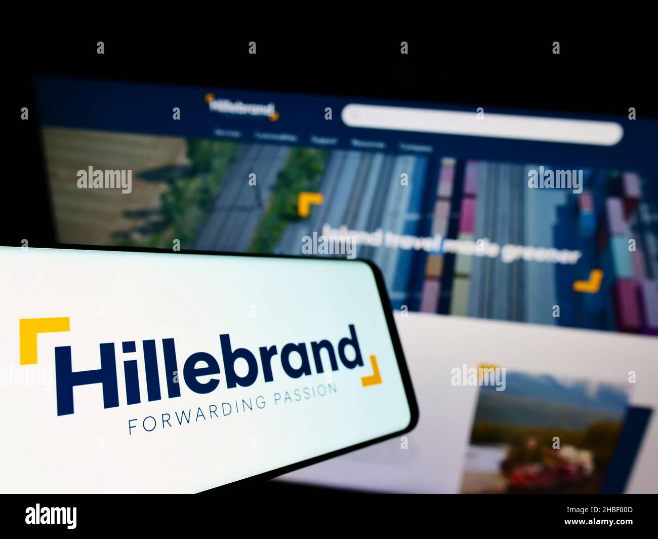 Smartphone avec logo de la société logistique allemande J.F.Hillebrand Group AG à l'écran en face du site Web.Mise au point au centre-gauche de l'écran du téléphone. Banque D'Images