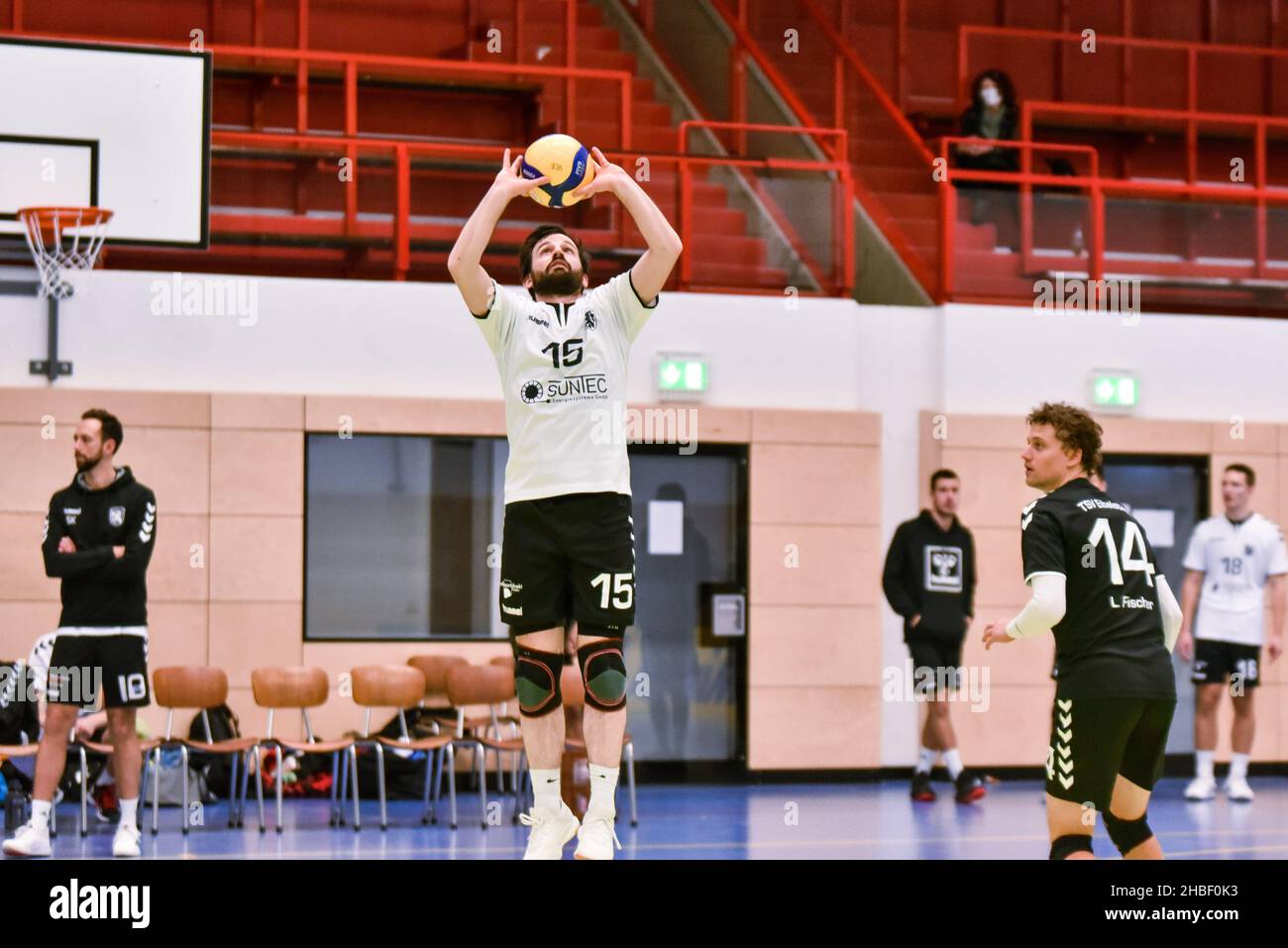 Allemagne ,Eltmann, Georg Schäfer Halle - 19 Déc 2021 - 3.Liga, Volleyball - VC Eltmann vs TSV Eibelstadt image: Entraîneur Philipp Fischer (TSV Eibelstadt, 15) en action. Banque D'Images