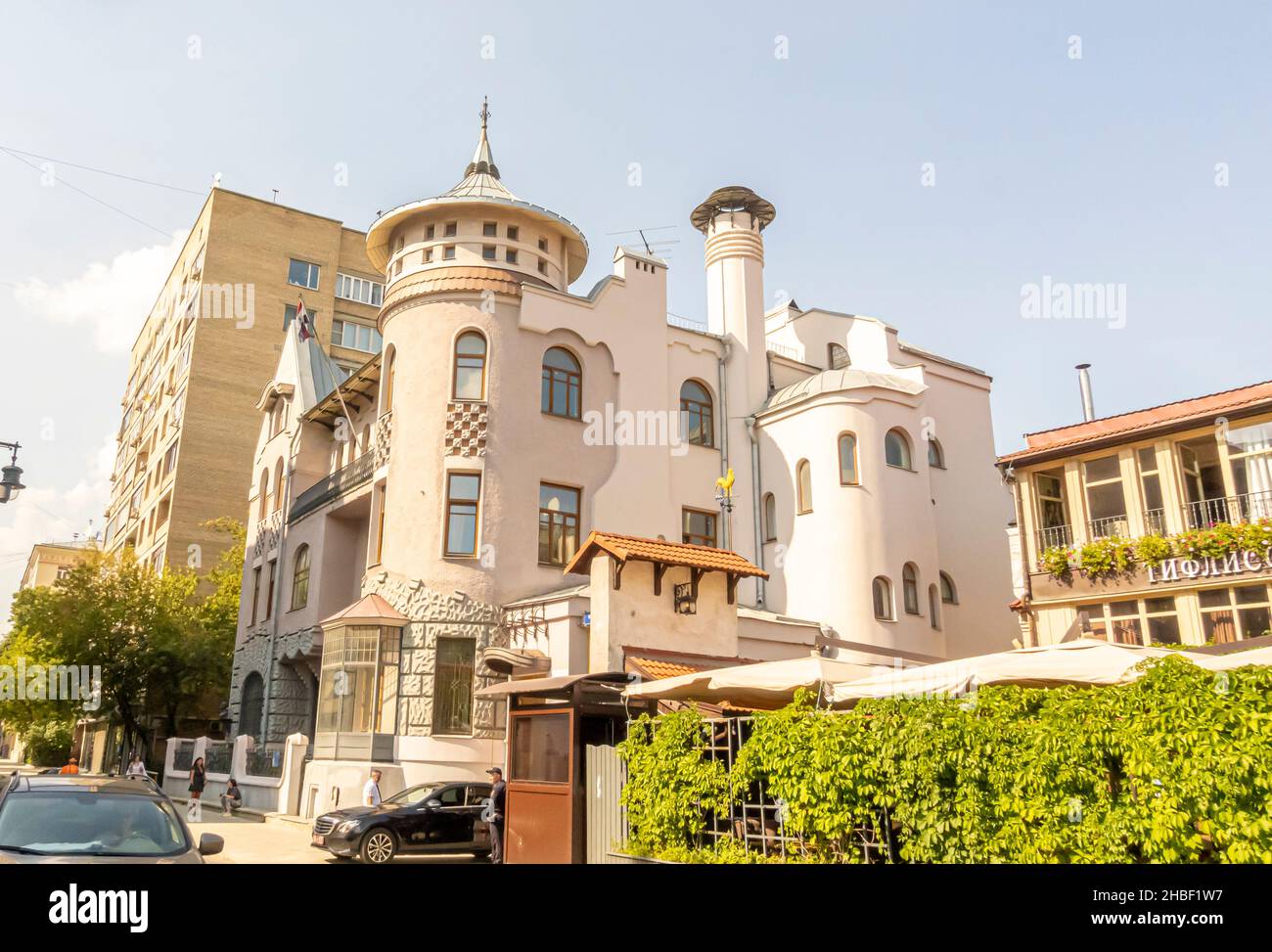 Maison de Loskov conçue dans le style art nouveau par l'architecte A Zrelenko en 1906.Ambassade de Syrie, Mansurovskiy Per, 4, Moscou, Russie Banque D'Images Maison de Loskov conçue dans le style art nouveau par l'architecte A Zrelenko en 1906.Ambassade de Syrie, Mansurovskiy Per, 4, Moscou, Russie Banque D'Images