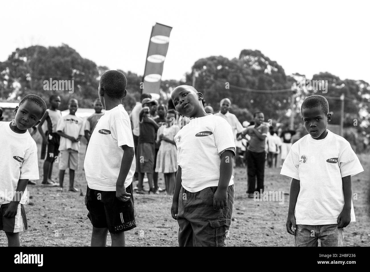 JOHANNESBURG, AFRIQUE DU SUD - 12 août 2021: De jeunes enfants africains font des activités de football sur un terrain de jeu scolaire Banque D'Images