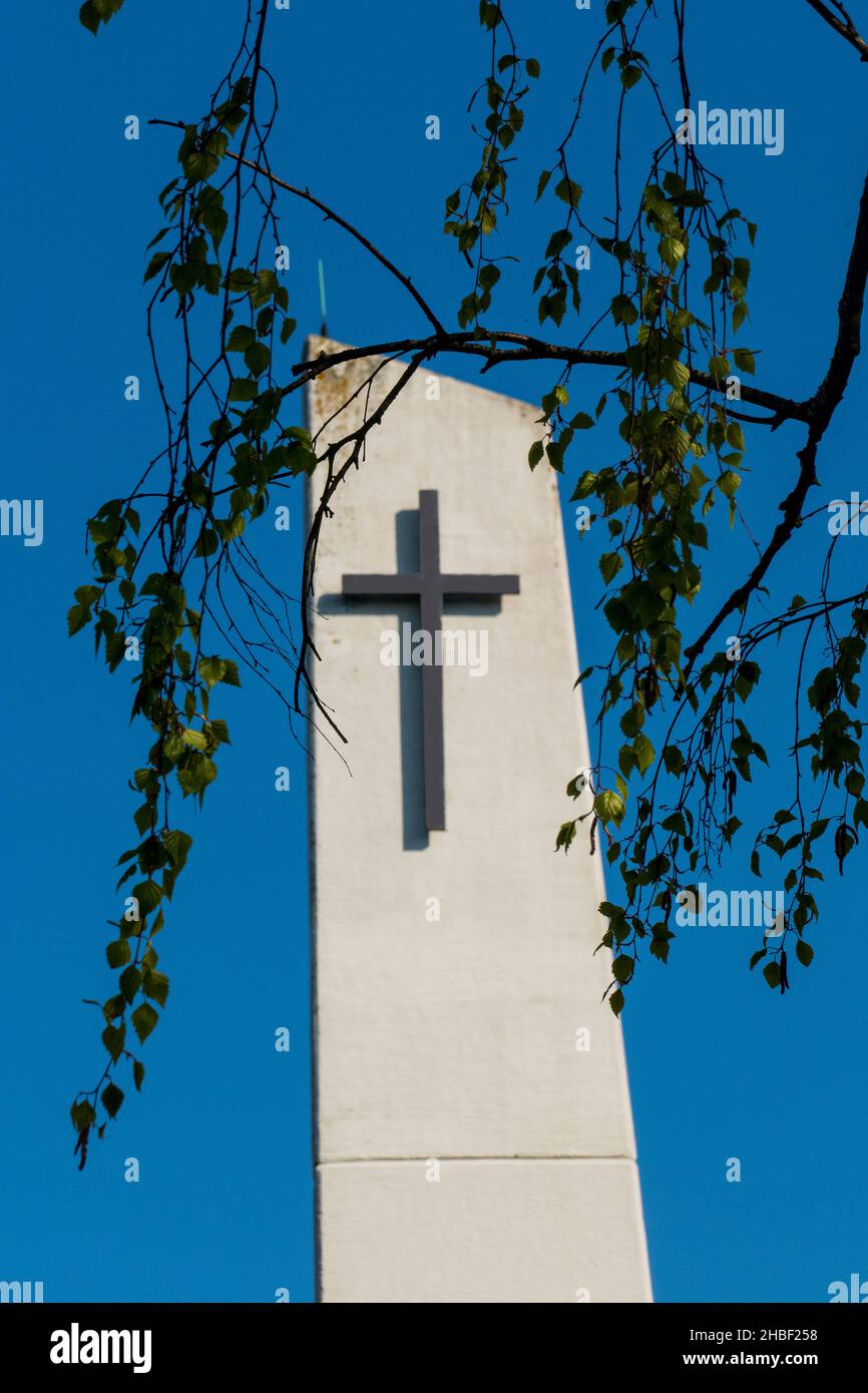 Kreuz am Turm der Leichenhalle auf dem Friedhof Sandweier Baden-Baden Banque D'Images