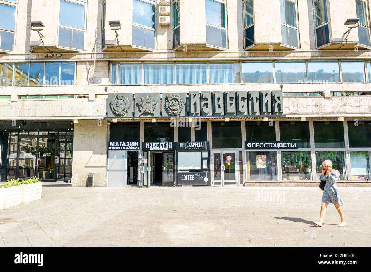 Le journal Izvestia et les médias signent sur le bâtiment constructiviste, Pushkinskaya sq, Moscou, Russie; conçu et construit en 1925-1927 par l'architecte G Barhin Banque D'Images Le journal Izvestia et les médias signent sur le bâtiment constructiviste, Pushkinskaya sq, Moscou, Russie; conçu et construit en 1925-1927 par l'architecte G Barhin Banque D'Images