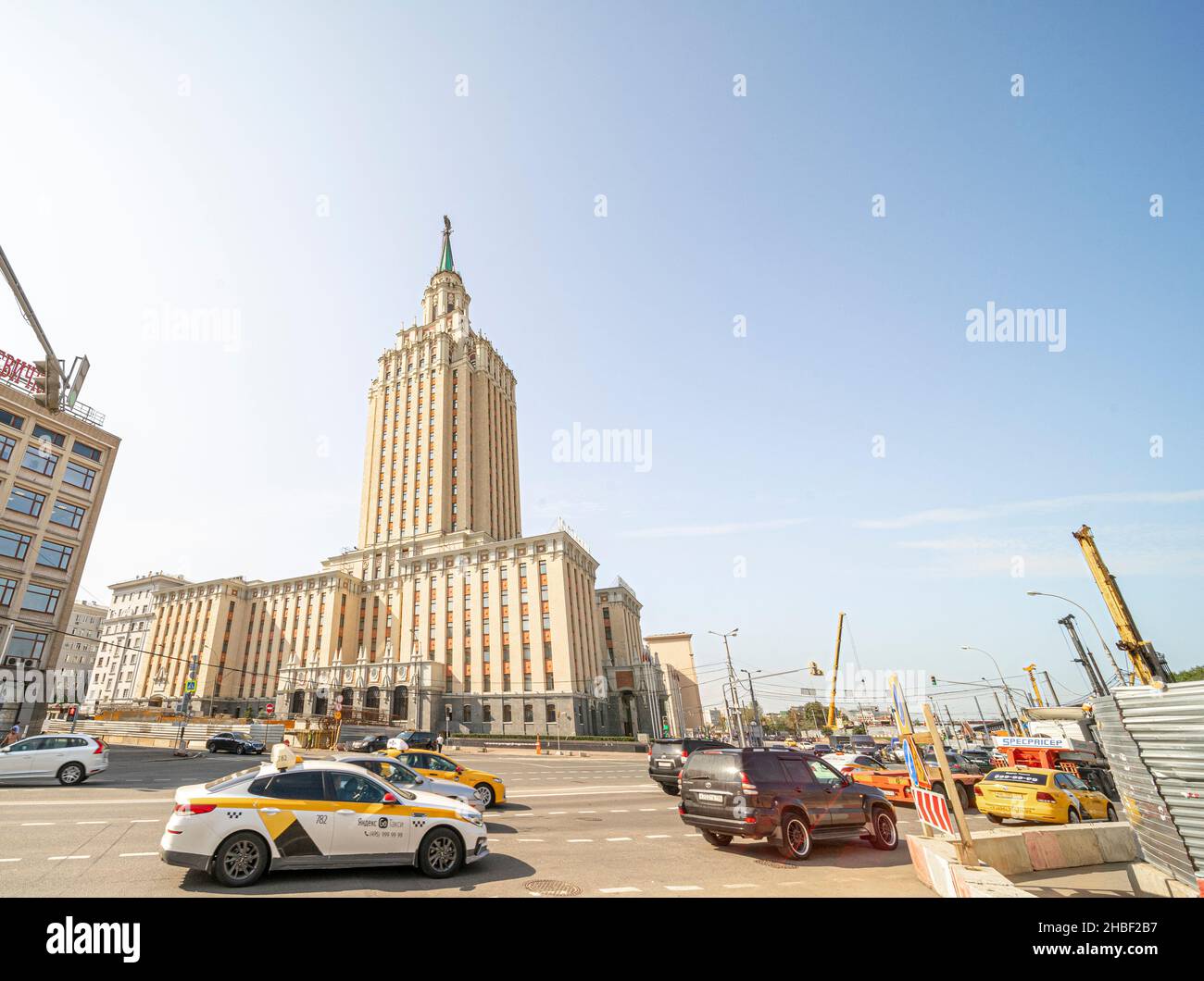 Architecture staliniste - immeuble Hilton Moscow Leningradskaya, conçu en 1954 par L Polyakov.Bâtiments néoclassiques staliniens à Moscou, Russie Banque D'Images