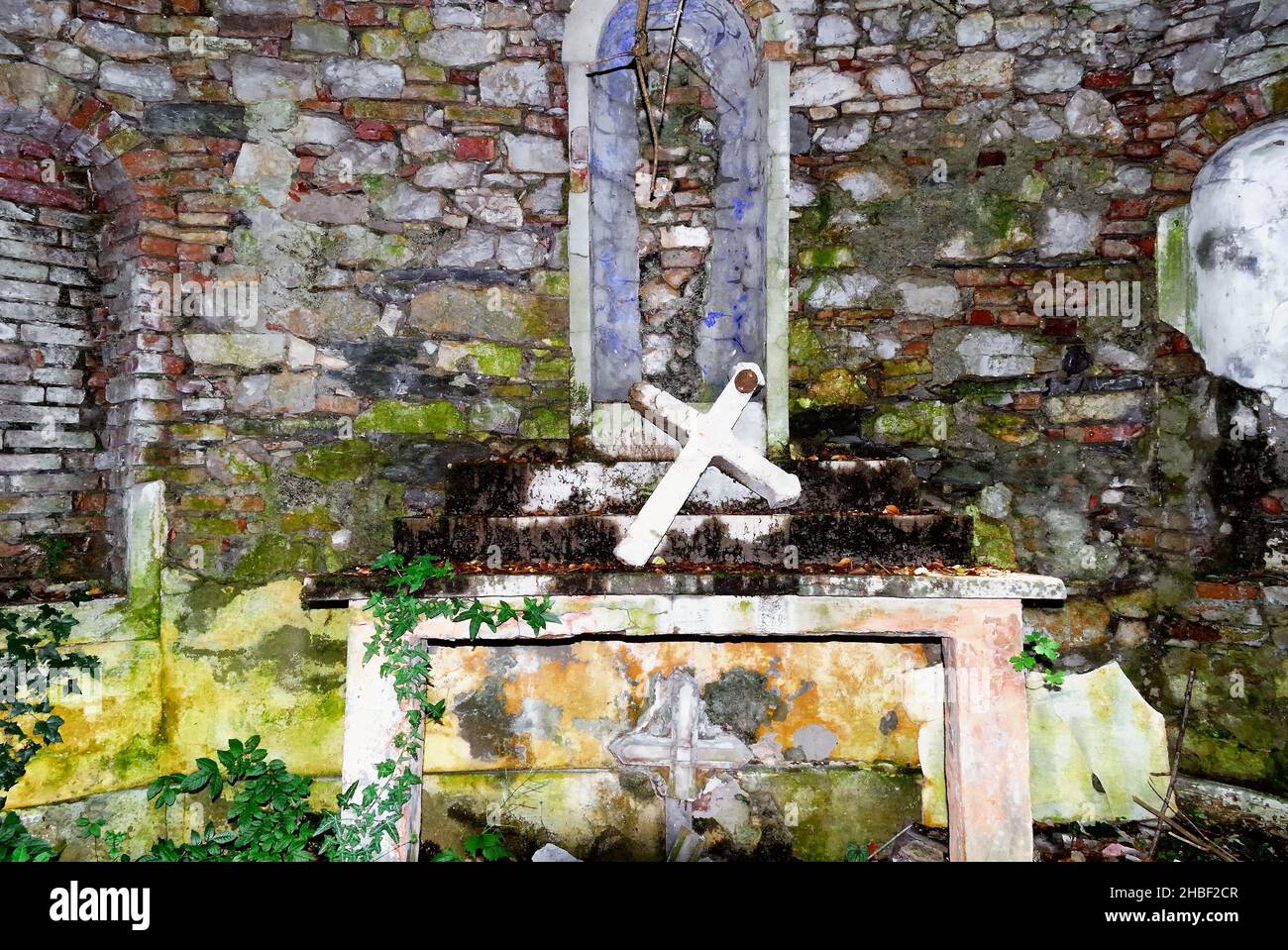 Zagora, près du village de Plave, (SLO) : l'ancien cimetière de guerre 'Generale Prelli' et sa chapelle dédiée à Saint Louis.Les corps de 4 000 soldats italiens et de 220 Australiens y ont été enterrés, tous tués à Zagora, sur le mont Kuk et sur le mont Vodice.Le général Prelli souhaitait être enterré parmi ses soldats et son vœu fut accompli lors de sa mort, en 1919.Quelques années plus tard, les cadavres des soldats italiens ont été transférés dans l'ossuaire Oslavia, mais les restes du général ont été transférés à Redipuglia, personne ne sait pourquoi.L'autel et une des croix de l'ancien cimetière Banque D'Images