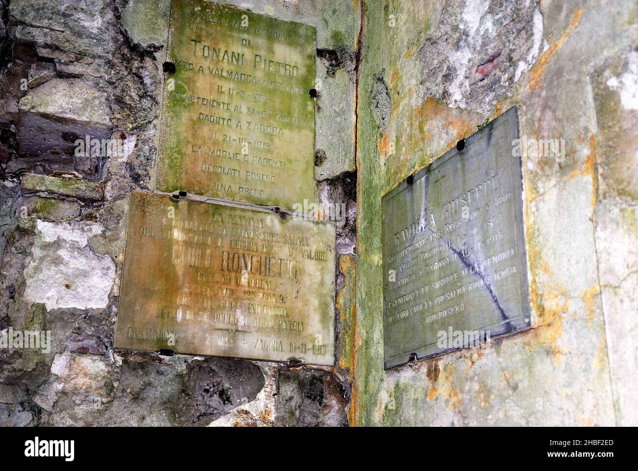 Zagora, près du village de Plave, (SLO) : l'ancien cimetière de guerre 'Generale Prelli' et sa chapelle dédiée à Saint Louis.Les corps de 4 000 soldats italiens et de 220 Australiens y ont été enterrés, tous tués à Zagora, sur le mont Kuk et sur le mont Vodice.Le général Prelli souhaitait être enterré parmi ses soldats et son vœu fut accompli lors de sa mort, en 1919.Quelques années plus tard, les cadavres des soldats italiens ont été transférés dans l'ossuaire Oslavia, mais les restes du général ont été transférés à Redipuglia, personne ne sait pourquoi.Plaques de marbre à la mémoire des soldats morts au combat Banque D'Images