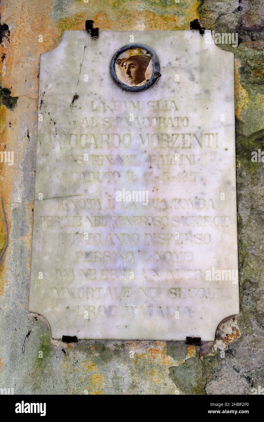 Zagora, près du village de Plave, (SLO) : l'ancien cimetière de guerre 'Generale Prelli' et sa chapelle dédiée à Saint Louis.Les corps de 4 000 soldats italiens et de 220 Australiens y ont été enterrés, tous tués à Zagora, sur le mont Kuk et sur le mont Vodice.Le général Prelli souhaitait être enterré parmi ses soldats et son vœu fut accompli lors de sa mort, en 1919.Quelques années plus tard, les cadavres des soldats italiens ont été transférés dans l'ossuaire Oslavia, mais les restes du général ont été transférés à Redipuglia, personne ne sait pourquoi.Plaque de marbre en mémoire du soldat Riccardo Morzenti est mort à ba Banque D'Images