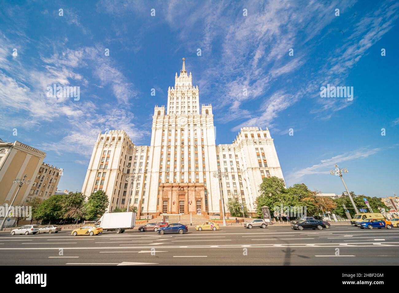 Architecture staliniste point de repère Moscou - Krasnye vorota bâtiment de haute élévation, Lemontovskaya sq, conçu par Un Dushkin en 1947-1953, style empire. Banque D'Images